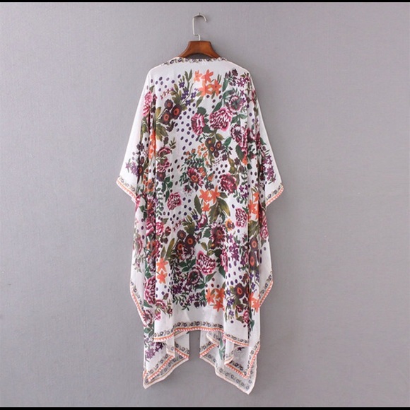 ONLY ONE LEFT!!π Floral kimono π - Picture 4 of 4